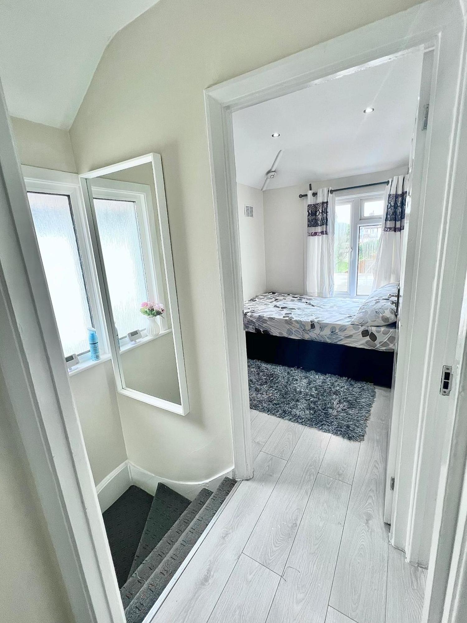 Cosy Private Flat In London, Free Parking On Premise Apartment Carshalton Ngoại thất bức ảnh